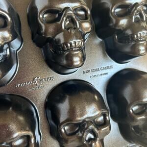 Nordic Ware Haunted Skull Cakelet Pan 6 Cavity Cast Aluminum Halloween Baking